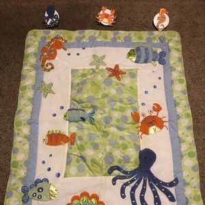 Baby/toddler blanket with hanging clips